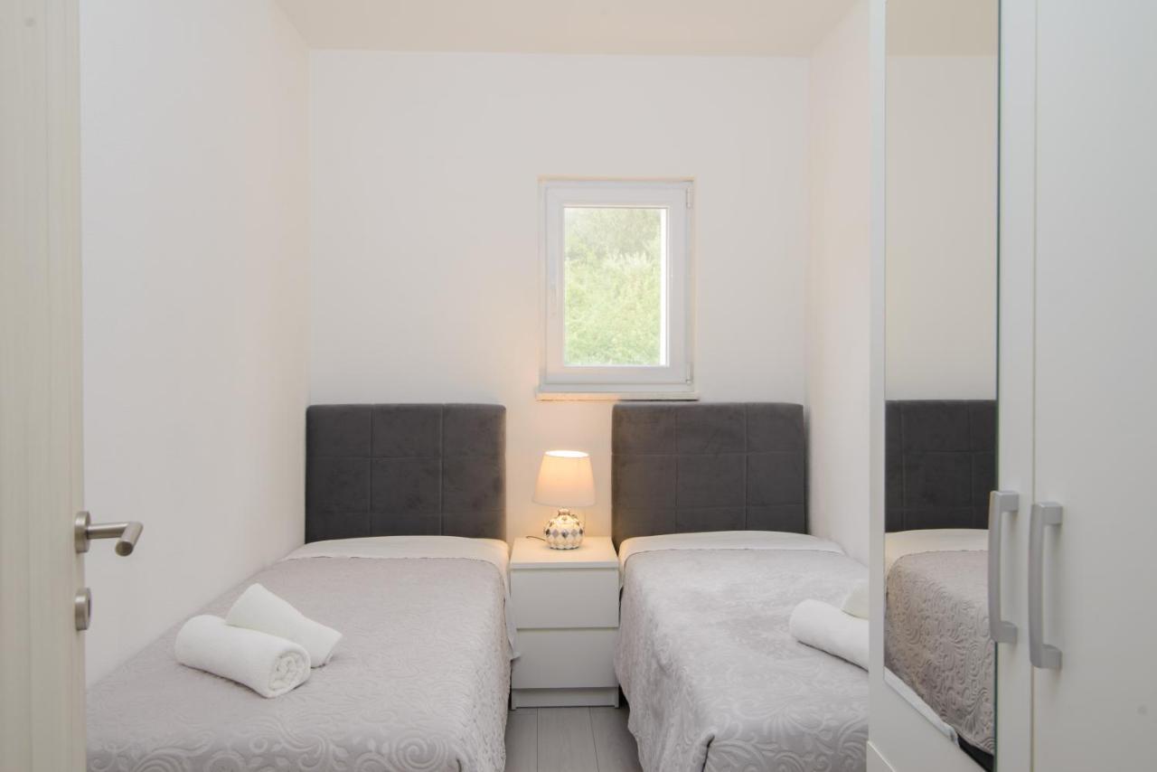 Apartments Pelja Trogir Exterior photo